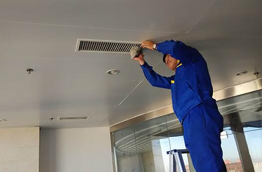 中央空调过滤网要定期由专业人员进行清洁